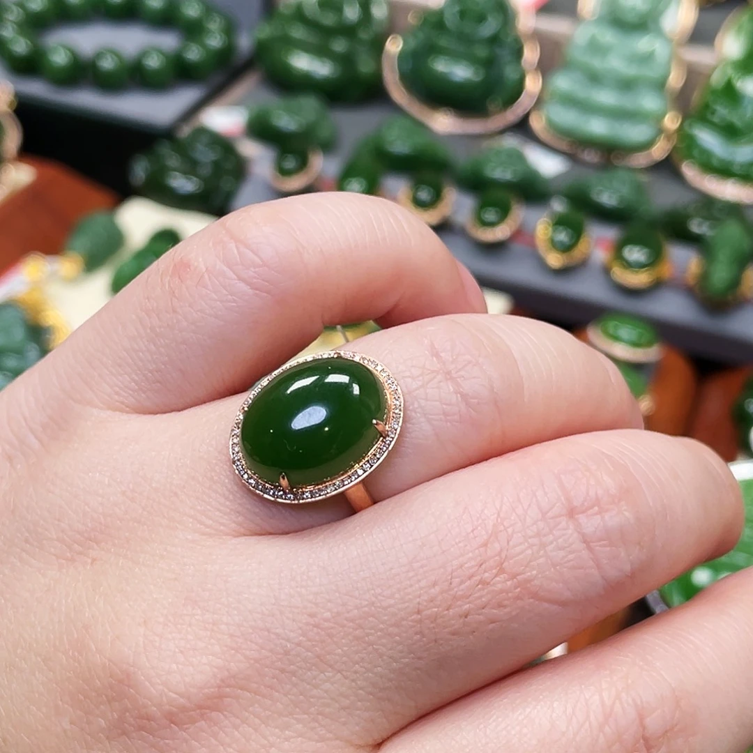 和田玉（碧玉）颈饰18K金镶嵌辣绿戒指12*16