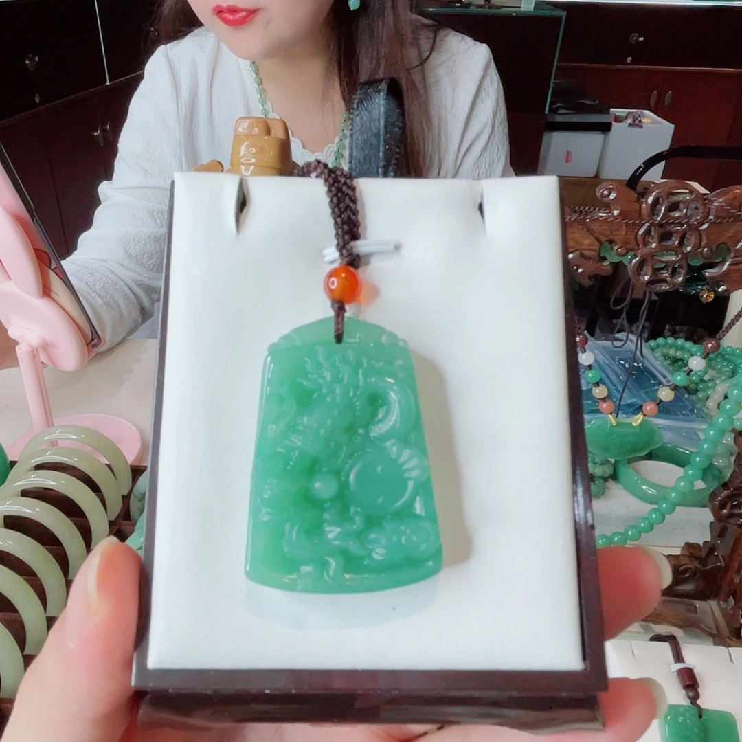颈饰未镶嵌密玉（石英质玉）