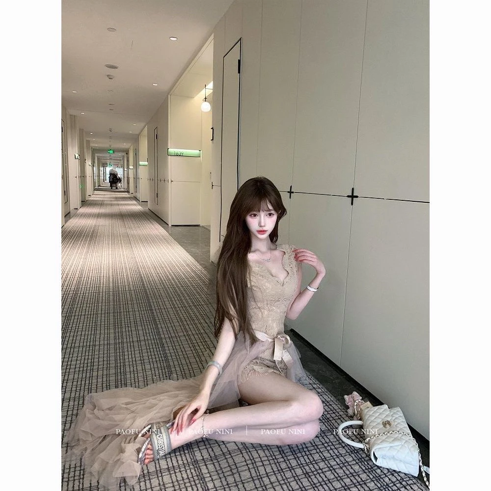 纯欲风气质蕾丝拼接V领修身背心连衣裙女夏2025新款网纱半裙套装