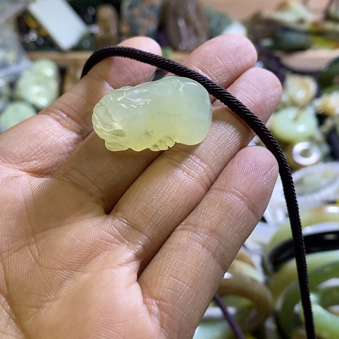 未镶嵌岫玉颈饰一个