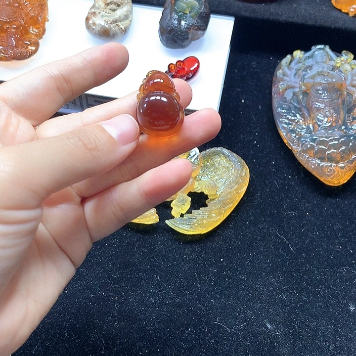 琥珀未镶嵌裸石金红雕刻件葫芦吊坠