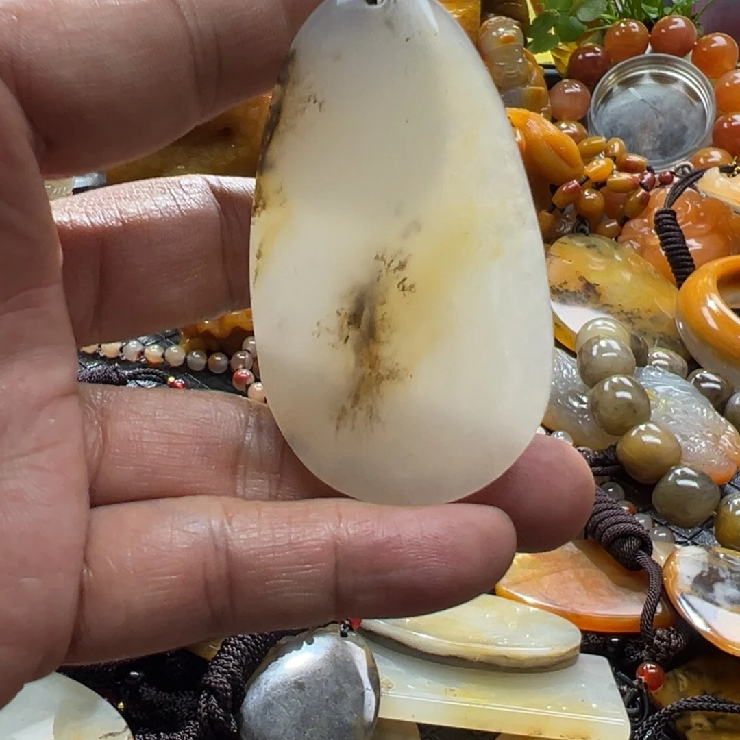 石英质玉未镶嵌颈饰