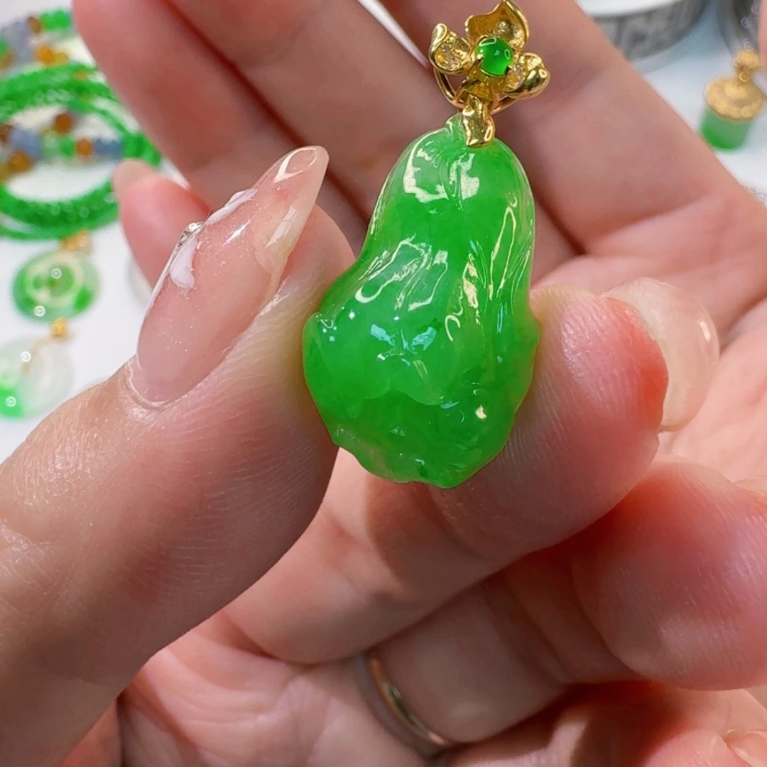 颈饰18K金镶嵌翡翠