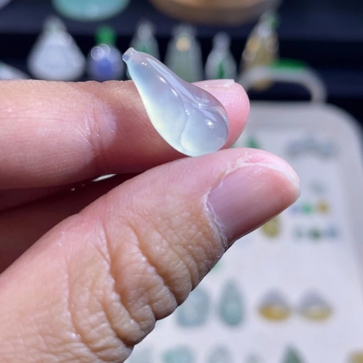 翡翠未镶嵌颈饰玉兰花