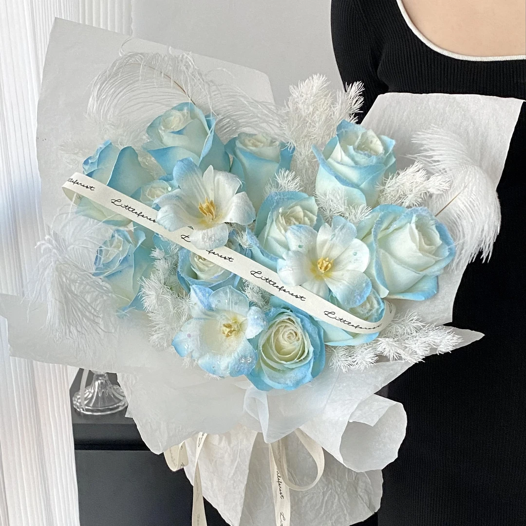 【海盐冰沙】11朵喷色白玫瑰搭配郁金香跨年夜跨年礼物新年花束元旦花束元旦节鲜花新年礼物A3