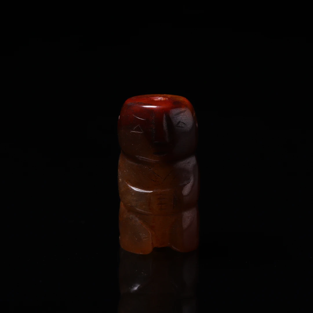 明代天然红缟玉人