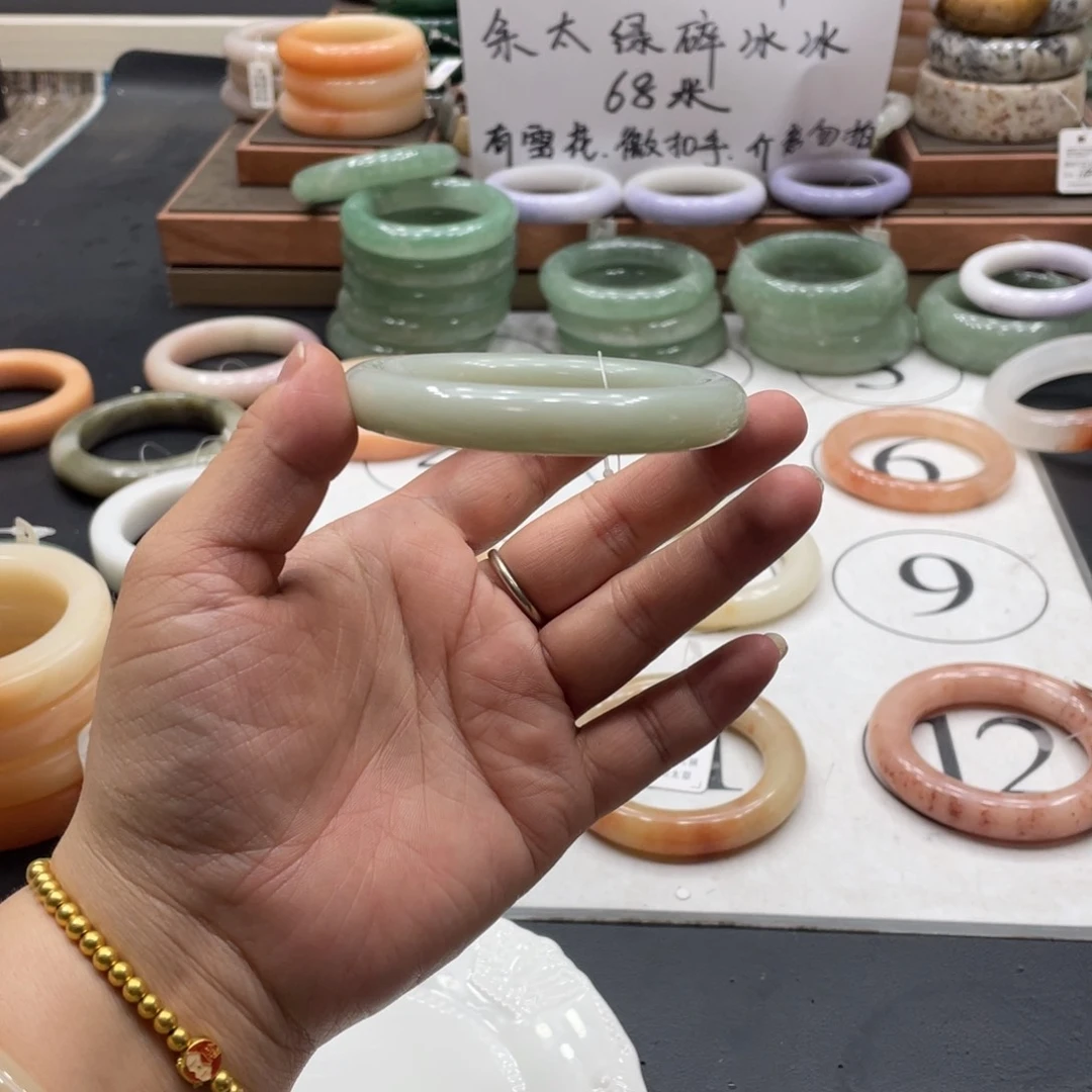 白***苏石英质玉手镯未镶嵌