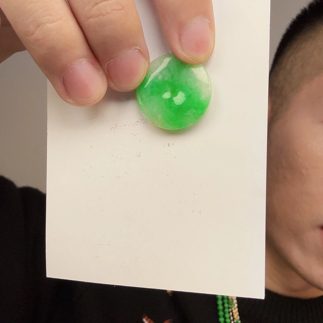 子***淯翡翠未镶嵌颈饰一件