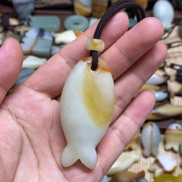 司***子蛇纹石玉未镶嵌颈饰