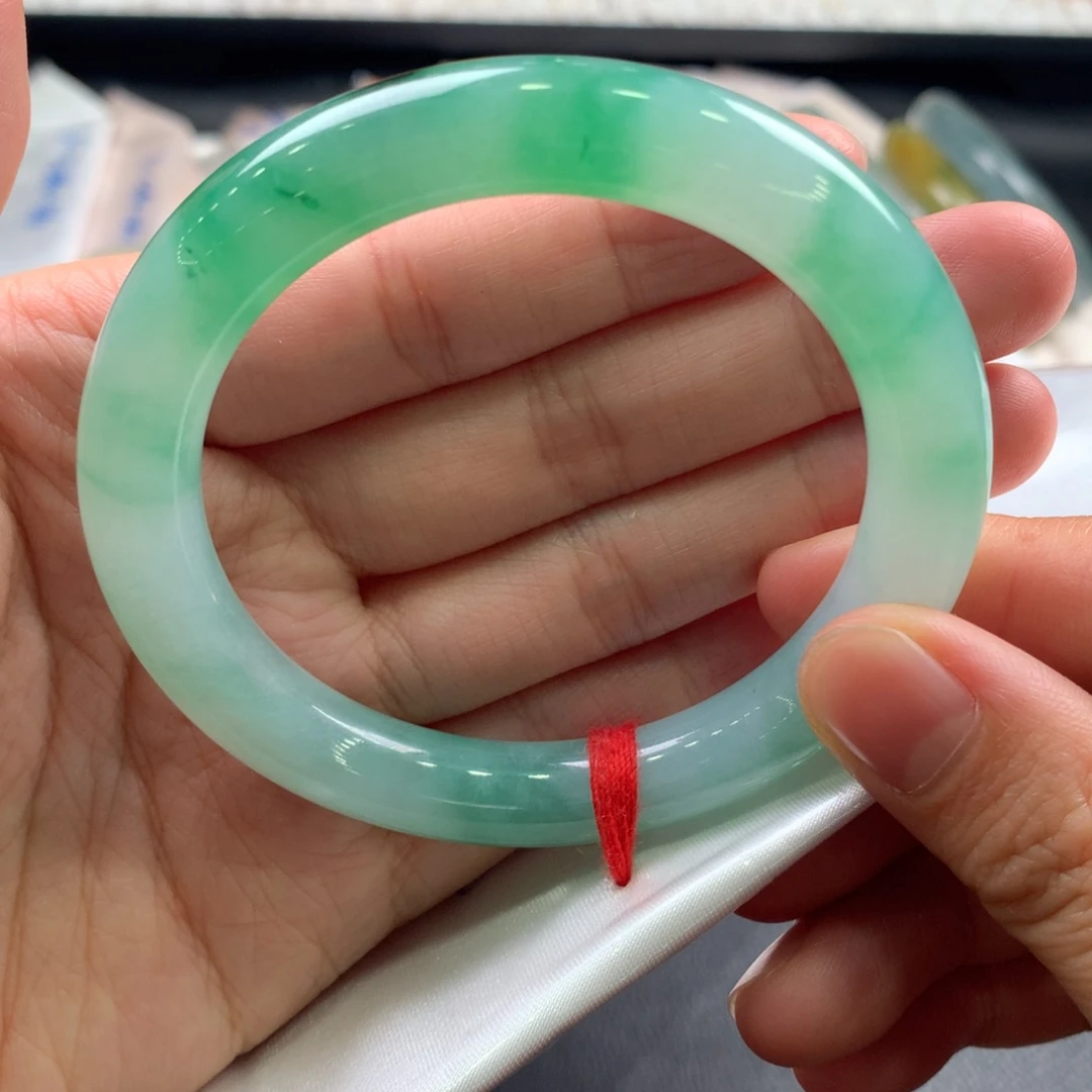 翡翠未镶嵌手镯包容捡大漏