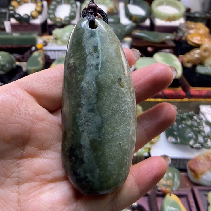 未镶嵌岫岩河磨玉（透闪石质玉）把件