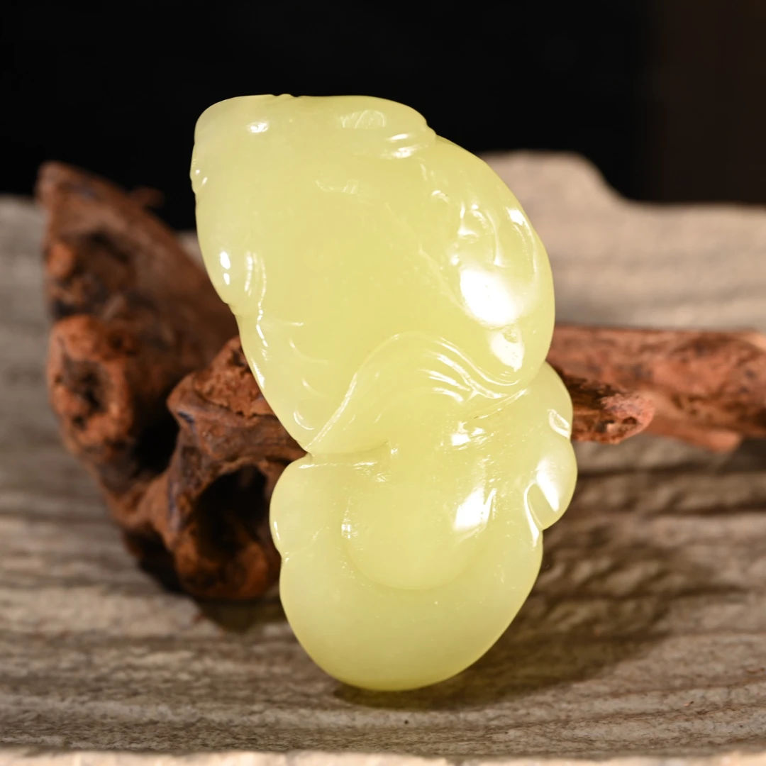 Lot8866 2510240019和田玉连年有余挂坠/保利