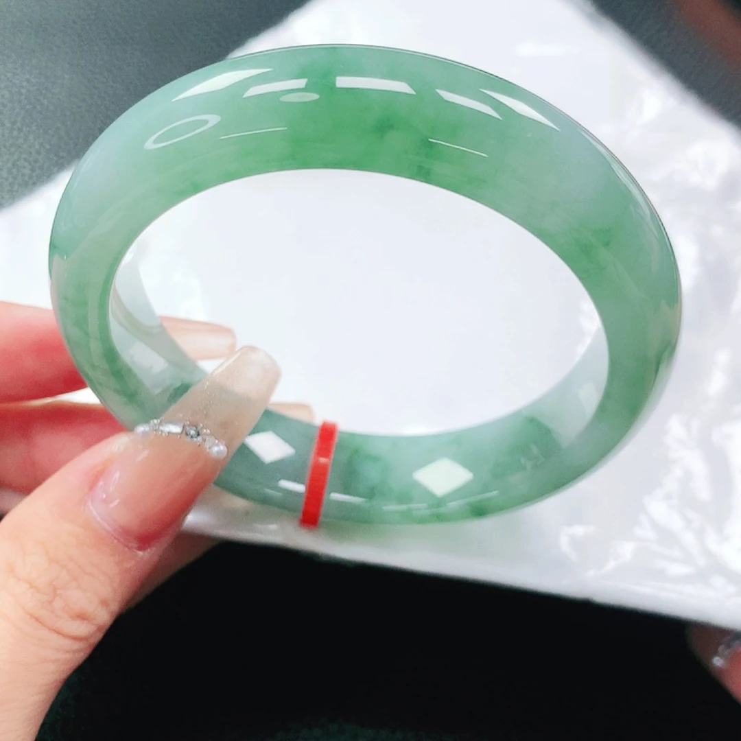 翡翠手镯未镶嵌55圈