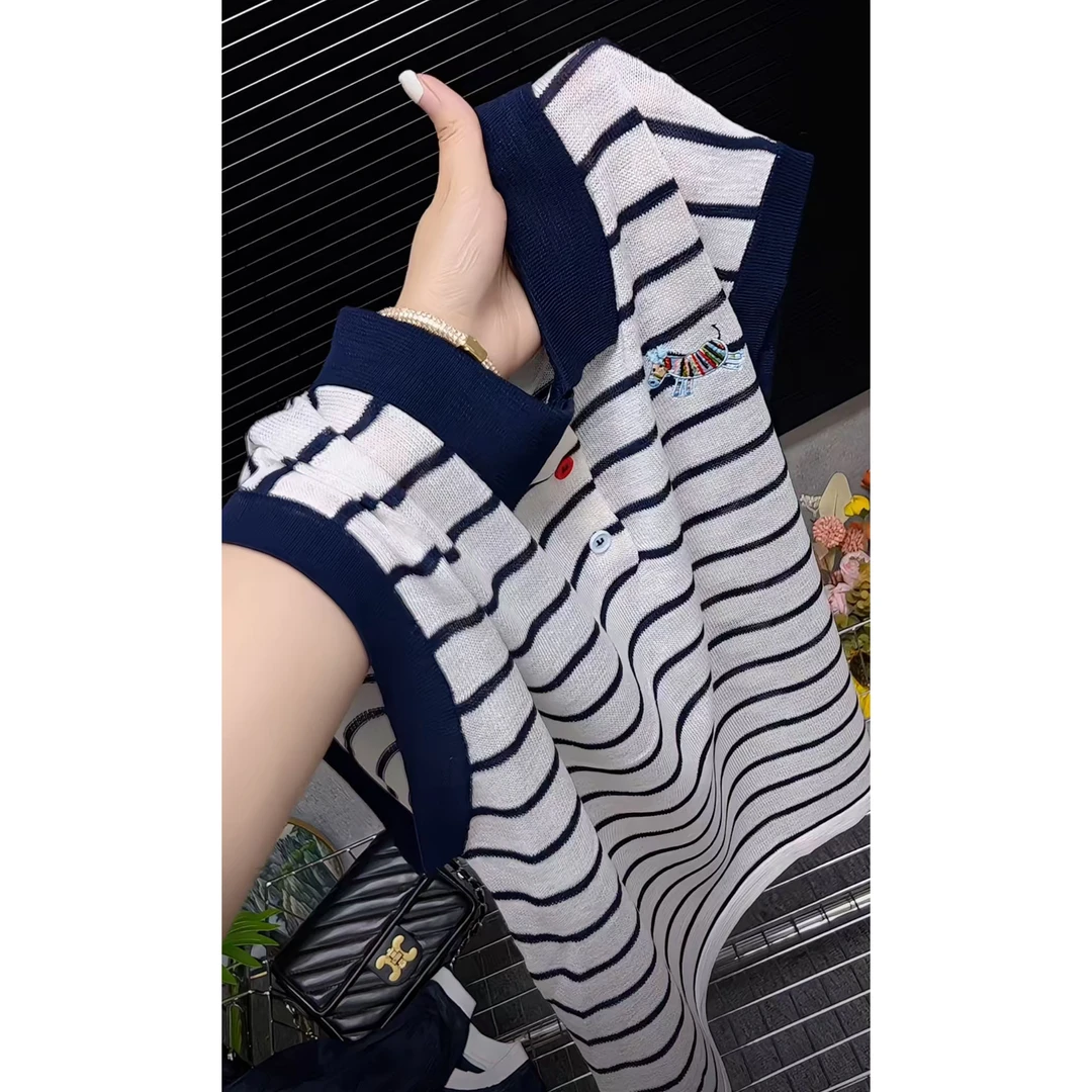 【现货】今年流行穿搭2025夏季新款温柔风条纹复古纽扣短袖T恤上衣