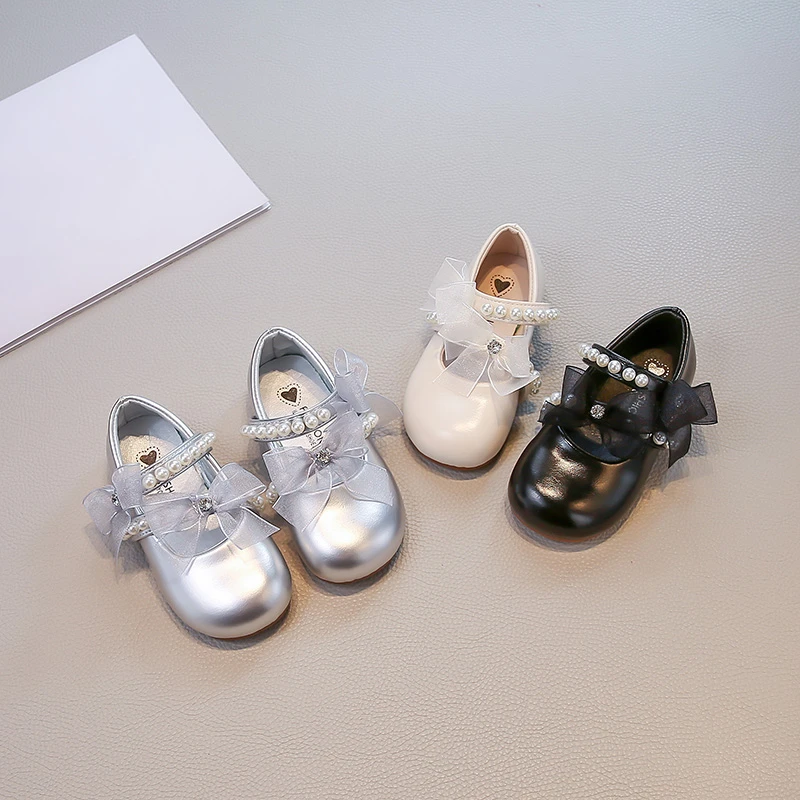 儿童公主鞋2025年新款秋季女童软底蝴蝶结珍珠小皮鞋女孩银色单鞋