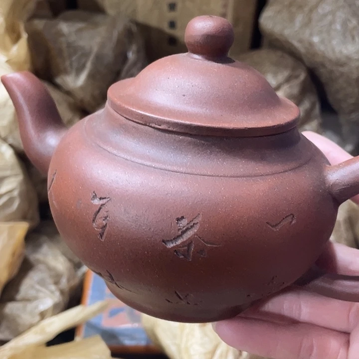 茶壶紫砂矿泥料手工制作的一把紫砂壶。
