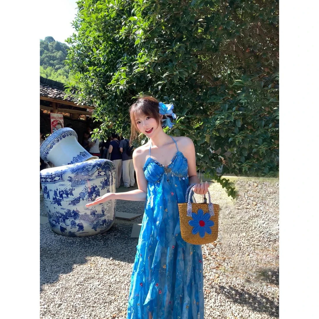 大理古城景德镇旅游拍照蓝色碎花挂脖吊带连衣裙女度假氛围感长裙