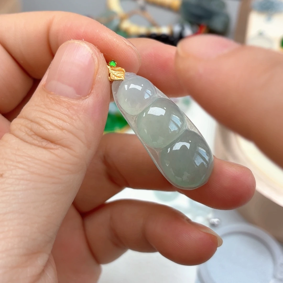 翡翠18K金镶嵌颈饰翡翠豆子