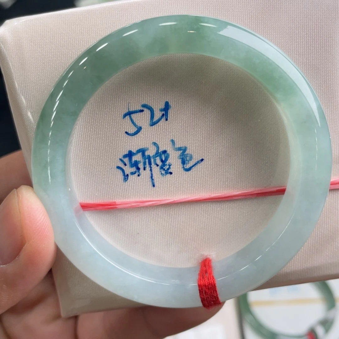 翡翠手镯未镶嵌翡翠手镯