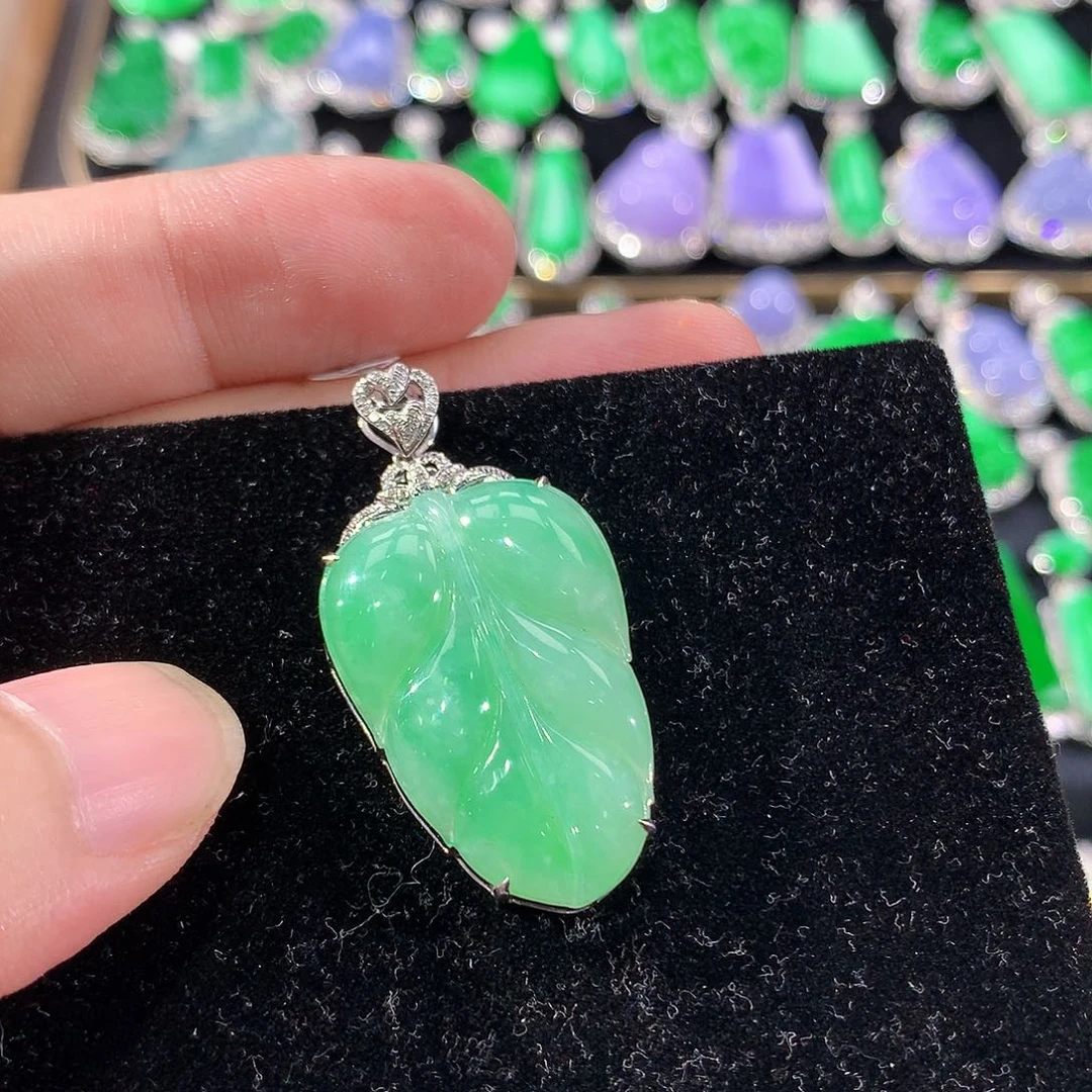 翡翠18K金镶嵌颈饰