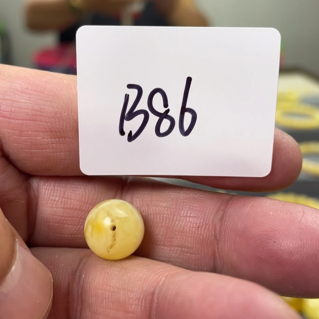 未镶嵌琥珀手链多样性发，发其中一件