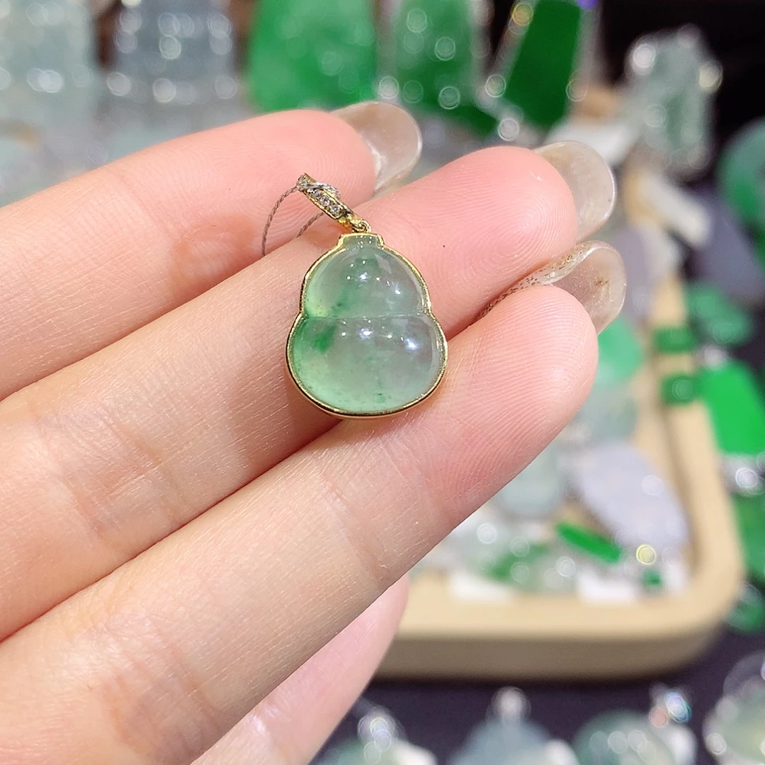 翡翠18K金镶嵌颈饰葫芦