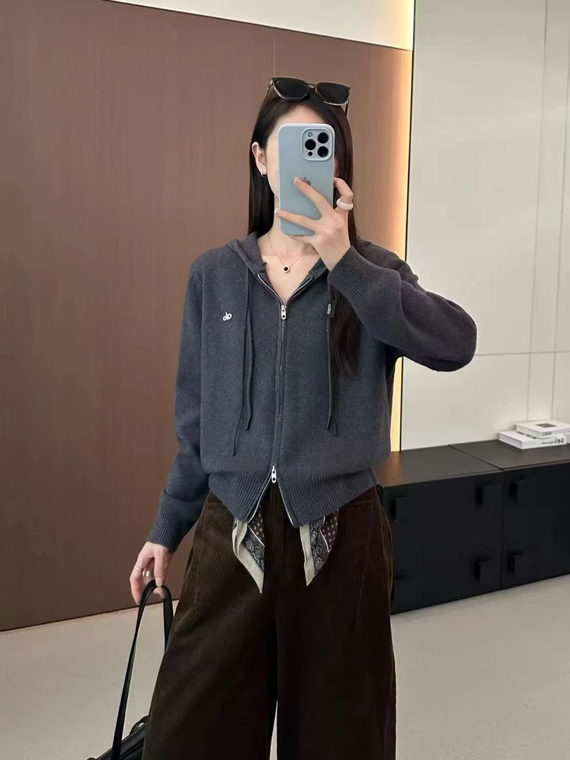 2025秋冬季连帽女修身型毛针织衫网红针织衫白色网红洋气炸街女装