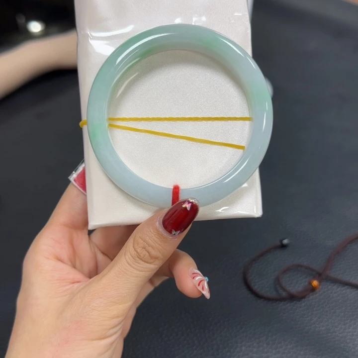 翡翠未镶嵌手镯翡翠手镯有瑕疵