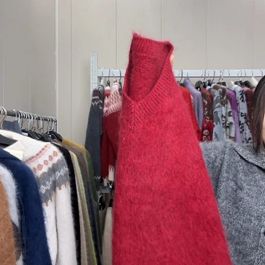 红色ｖ领花纱套头上衣