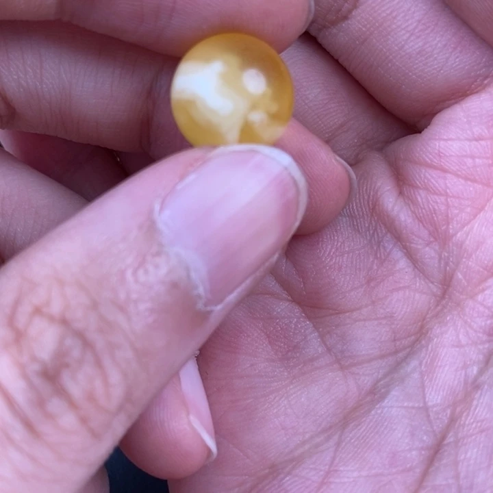 未镶嵌琥珀裸石微瑕111