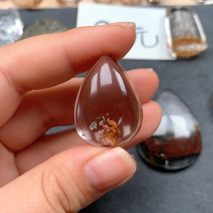 未镶嵌颈饰水晶?水晶