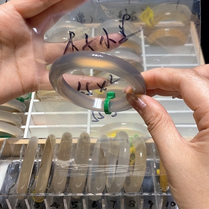 玛瑙/玉髓手镯未镶嵌木***-