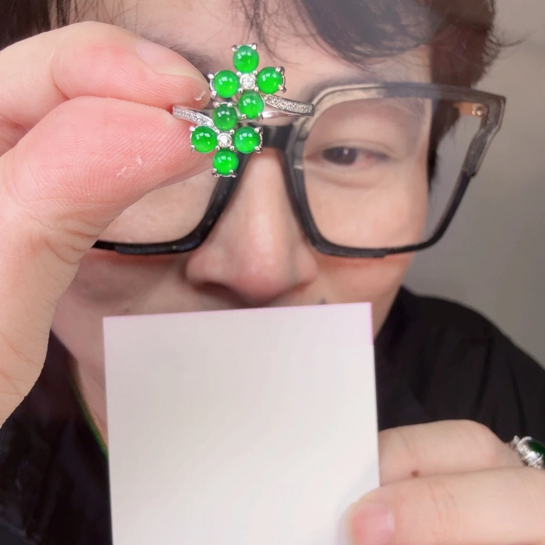 翡翠未镶嵌颈饰一件