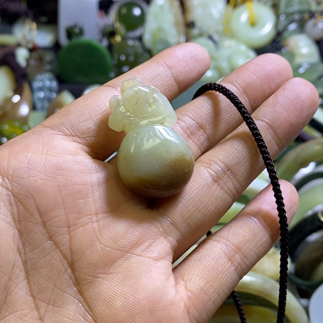 颈饰未镶嵌和田玉一个