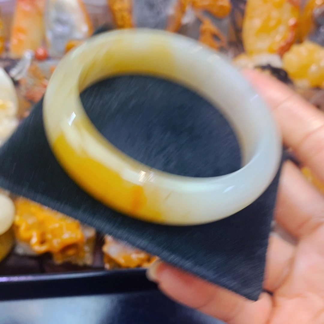 未镶嵌石英质玉（黄龙玉）颈饰