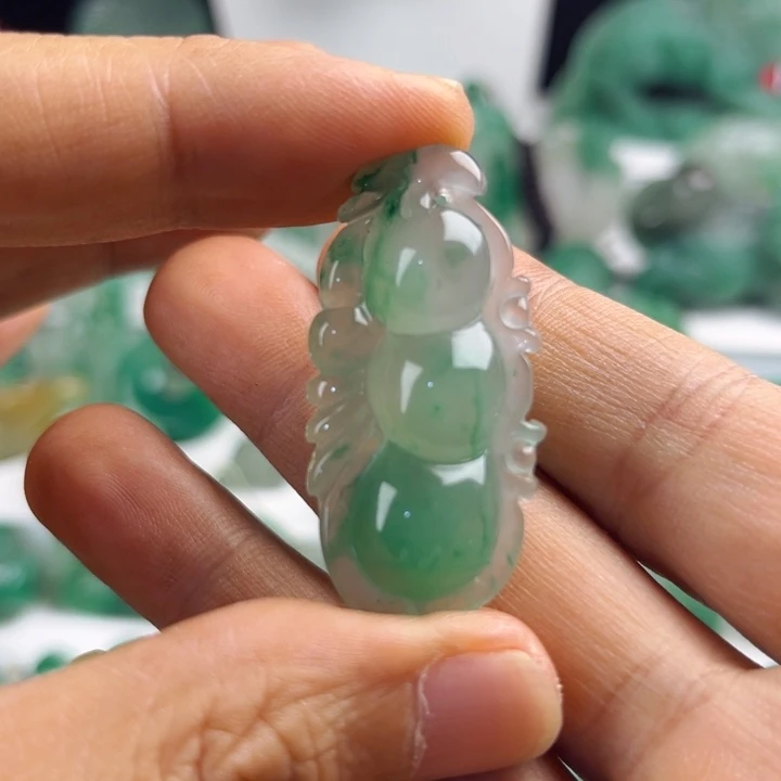 颈饰未镶嵌石英质玉