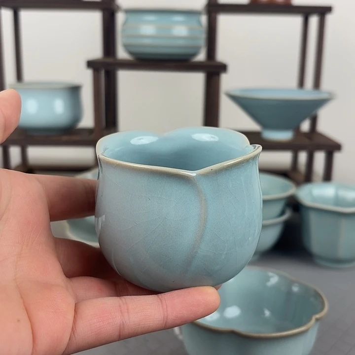 微瑕汝窑天青釉玉兰杯