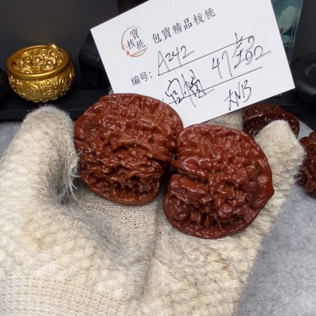 王***恩桃核把件全品大官帽文玩核桃手把件