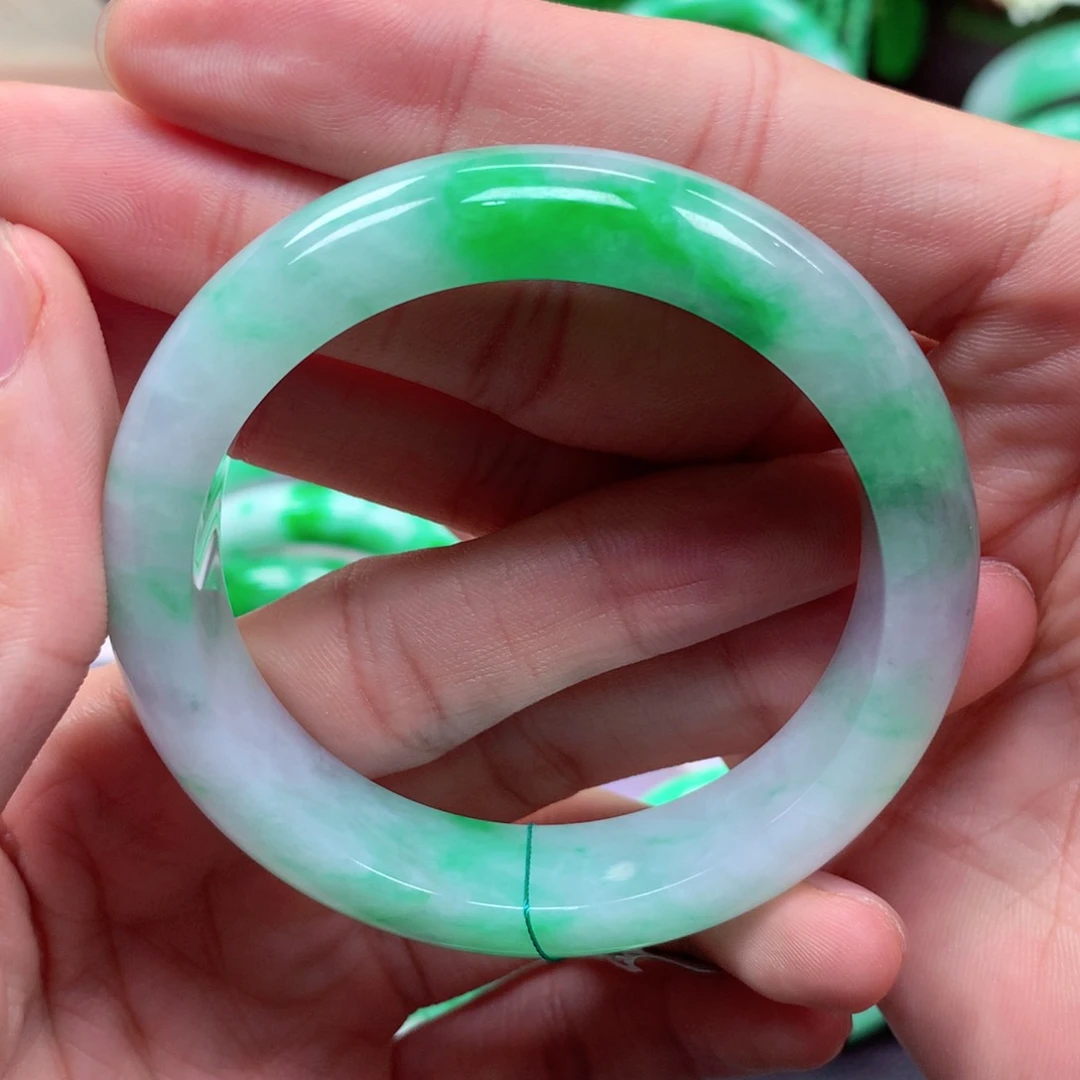 翡翠手镯未镶嵌翡翠手镯