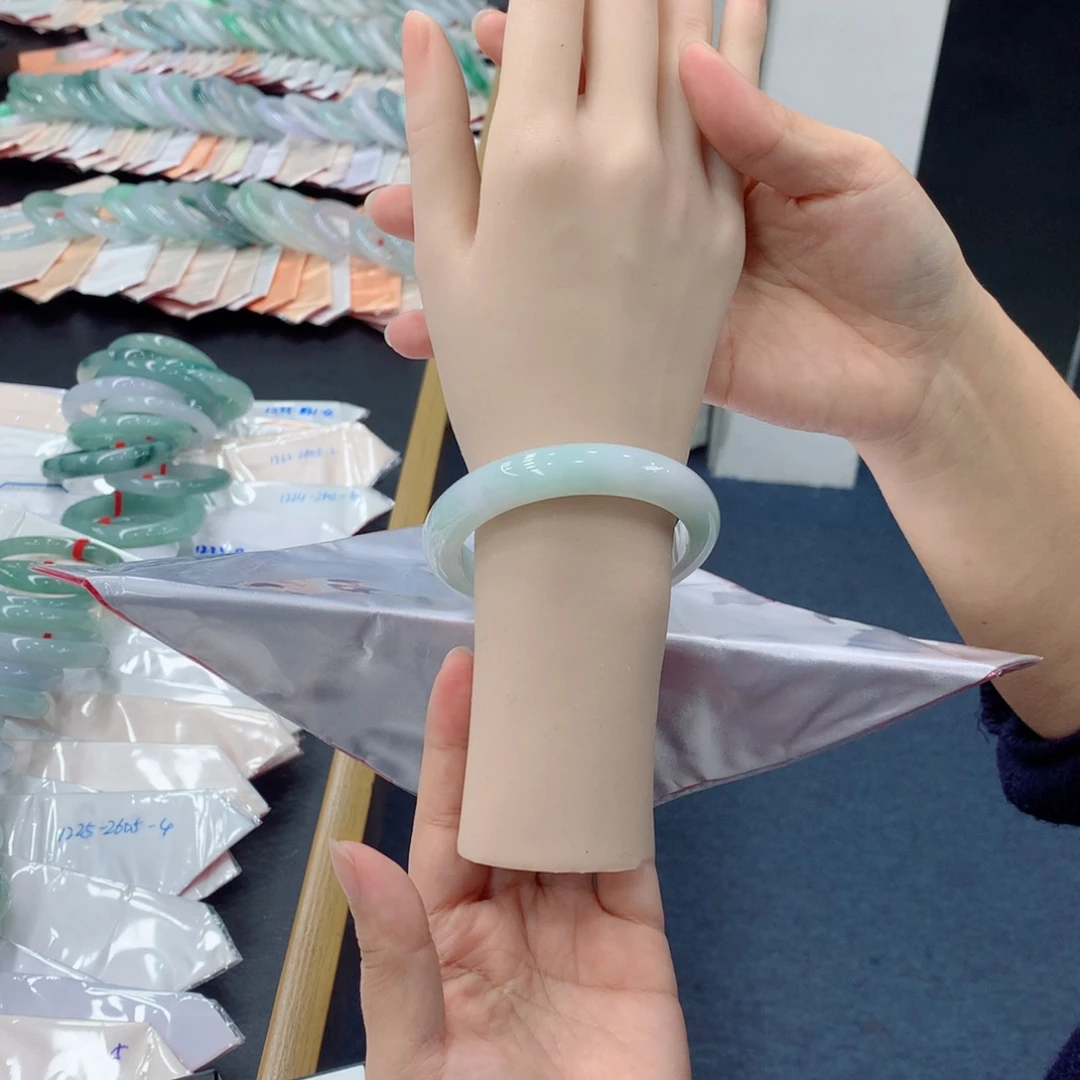 翡翠未镶嵌手镯48小时