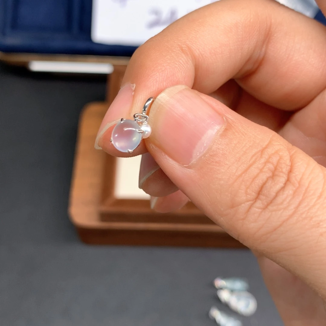 【闪购商品】翡翠颈饰18K金镶嵌M吊坠