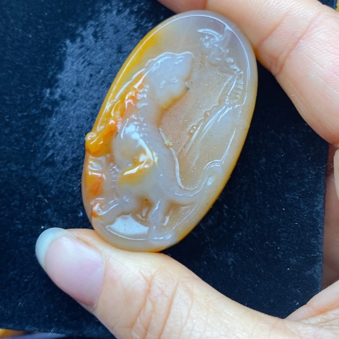 未镶嵌石英质玉（黄龙玉）颈饰