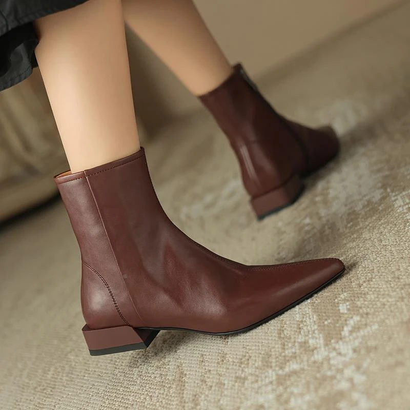 真皮英伦风尖头短靴2025秋冬平底低跟切尔西马丁靴大尺码女靴41—