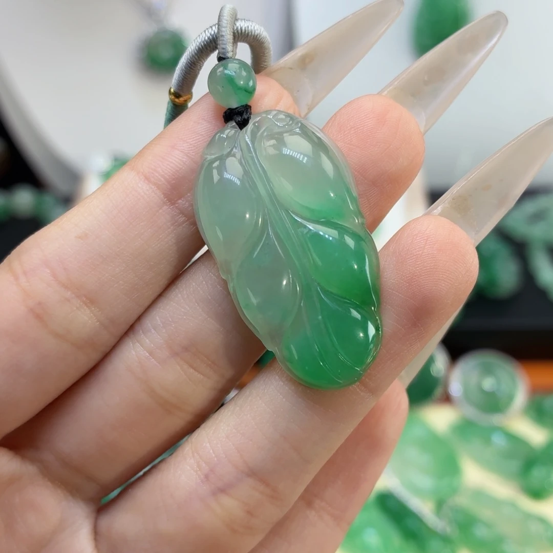 石英质玉（非洲翠）未镶嵌颈饰浮***?AB