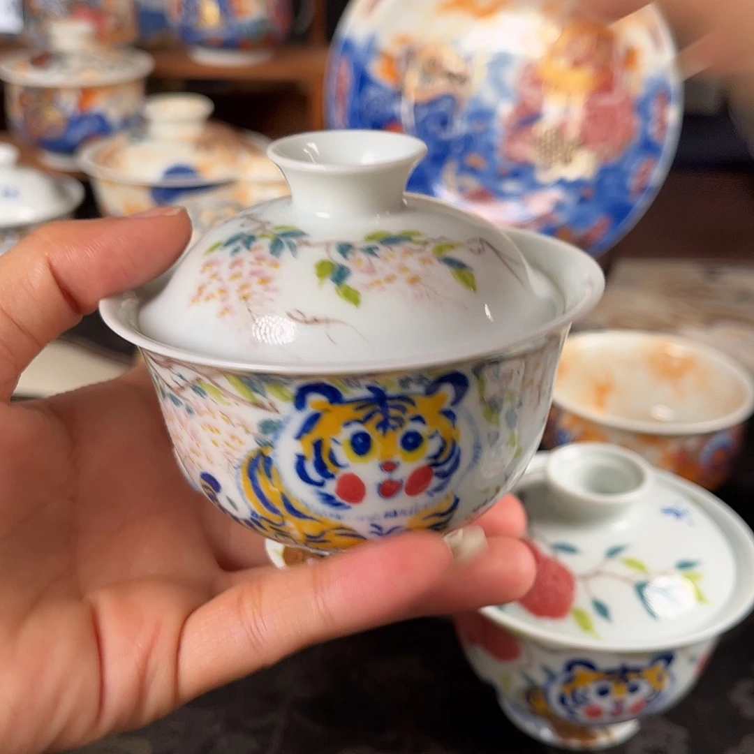 釉下五彩小老虎盖碗