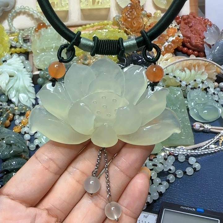 未镶嵌蛇纹石玉吊坠