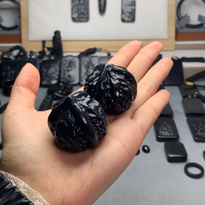 和田玉（墨玉）未镶嵌摆件有毛孔