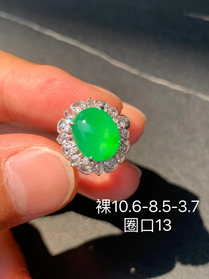 冰绿蛋面翡翠戒指