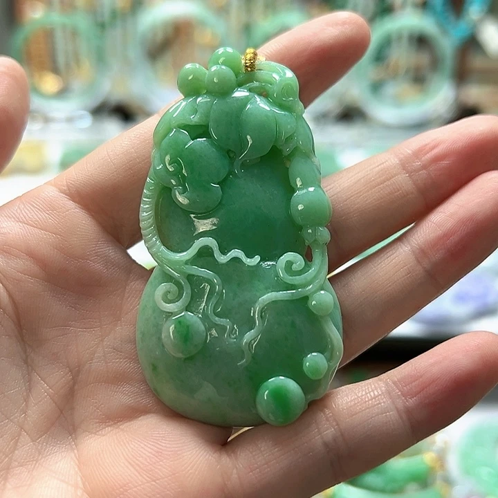 翡翠未镶嵌颈饰是***阳吊坠