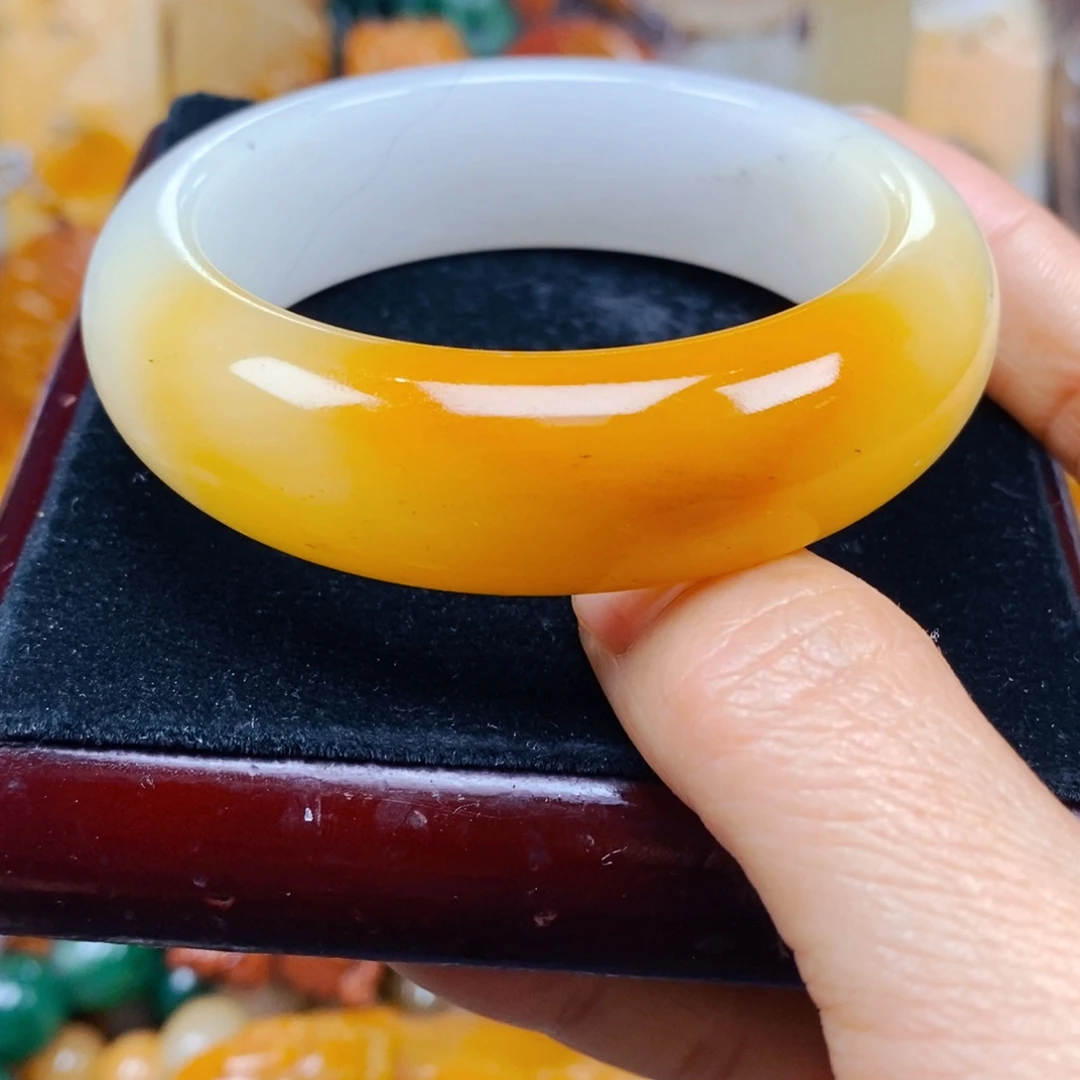 石英质玉（黄龙玉）颈饰未镶嵌八****?